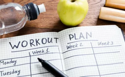Workout Plan mit Trinkflasche und Apfel
