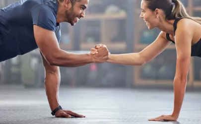 Fitness-Paar praktiziert Übung für Ausdauer, Kraft und Ausdauer in einem Fitnessstudio