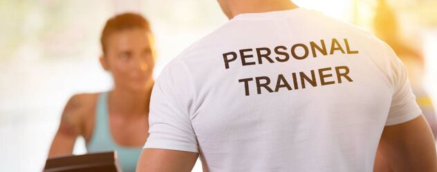Personal Trainer beim Training mit Kunden