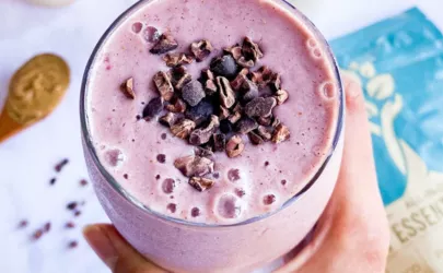 Beeriger Protein-Shake mit Topping